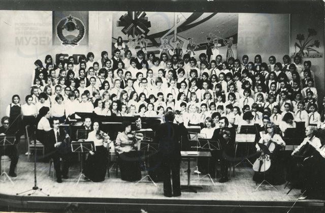 детский хор и оркестр педагогов музыкальной школы лауреаты областных смотров. дирижёр и.т.скробов